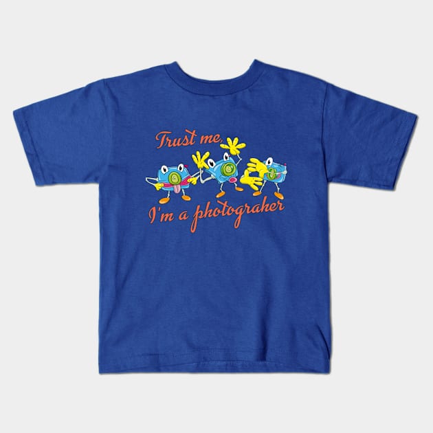 Trust me, I'm a photographer Kids T-Shirt by Kullatoons